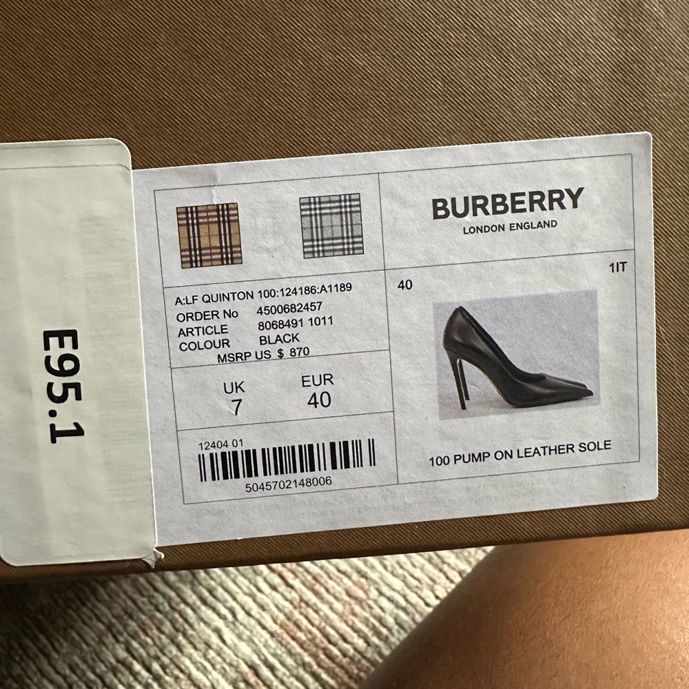 Burberry Classic Black Pointed Heels - Picture 4 of 4